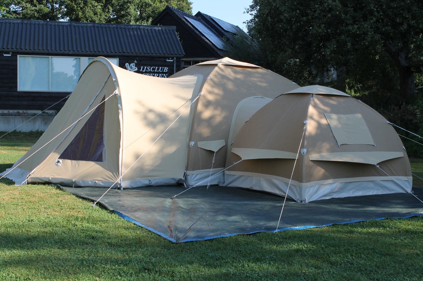 Karsten oppompbare tent 300 [koppel] 220 Beige Family., Ophalen, Zo goed als nieuw, Tot en met 6