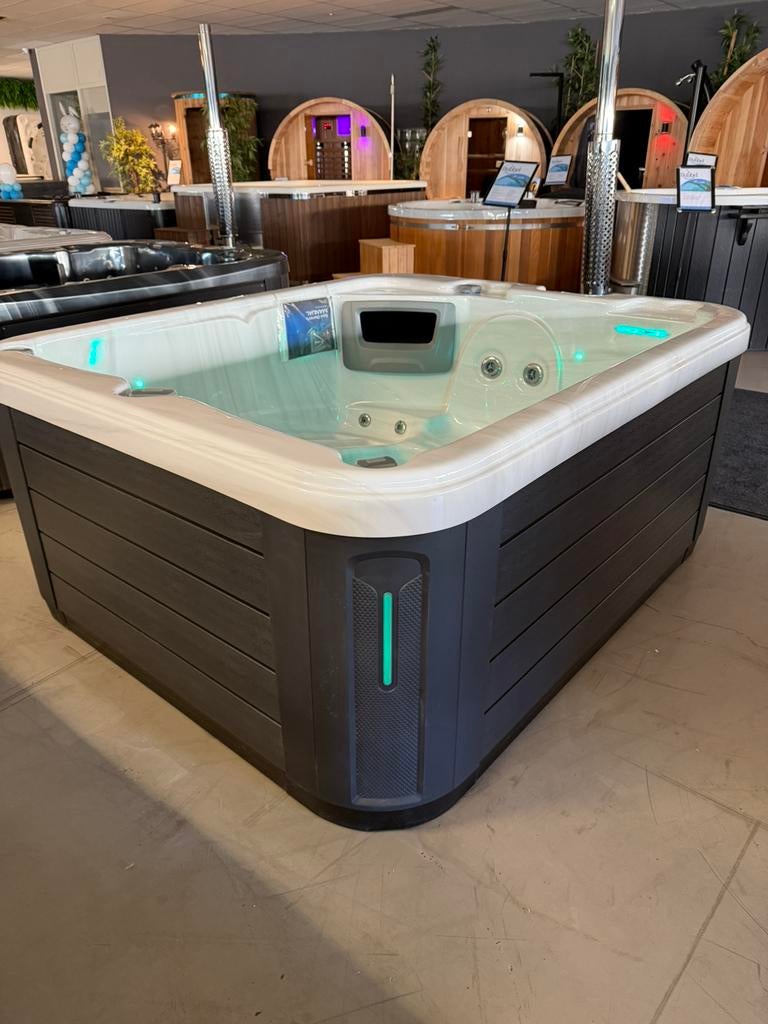 Jacuzzi Riptide Spa Showmodel 165x200 – Plug & Play 220V, Ophalen, Zo goed als nieuw, Pomp, Vast