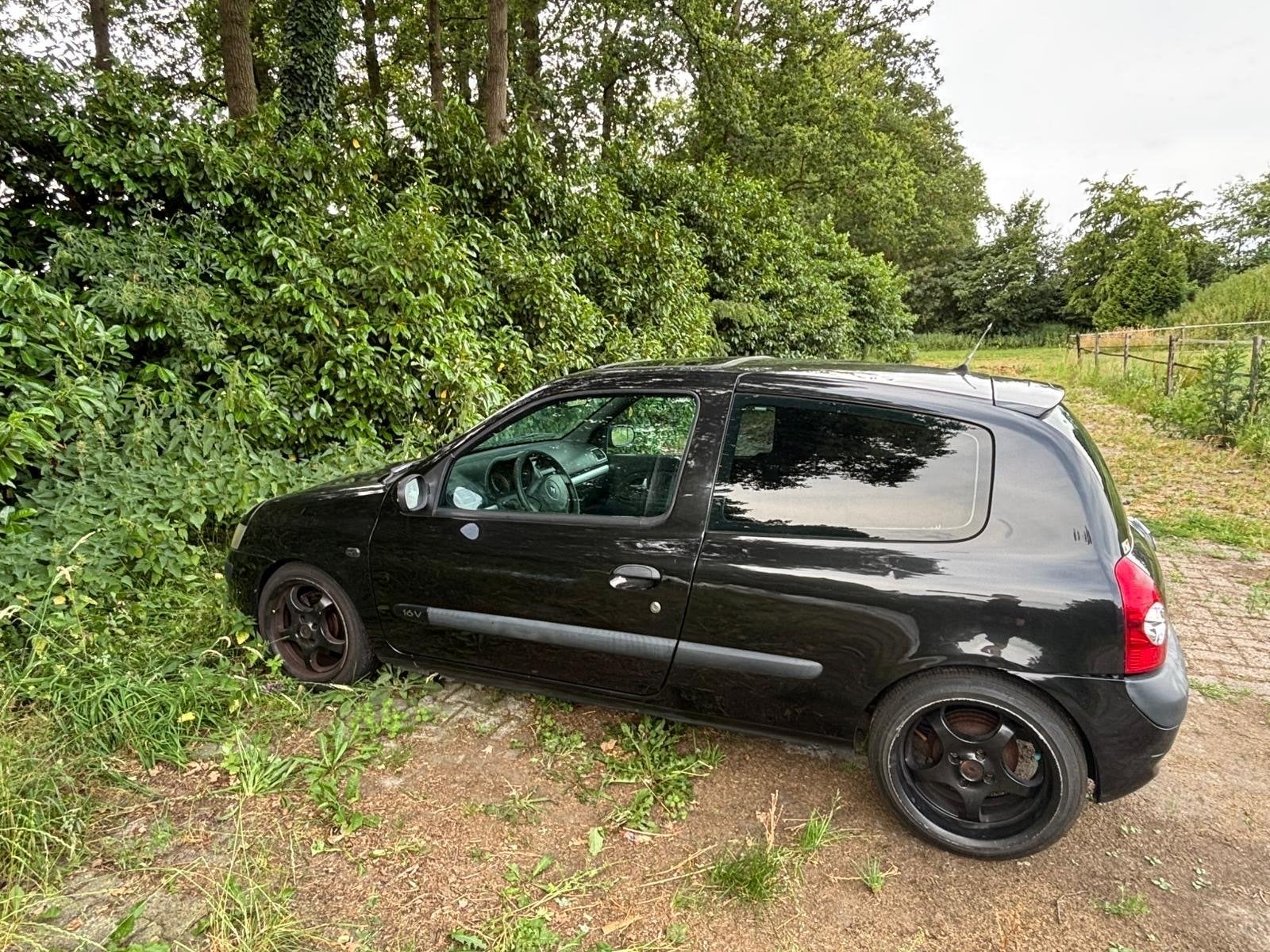 Renault Clio 1.2 55KW Autbas E3 2004 Zwart, Auto's, Renault, Voorwielaandrijving, 74 pk, 31 €/maand, Zwart