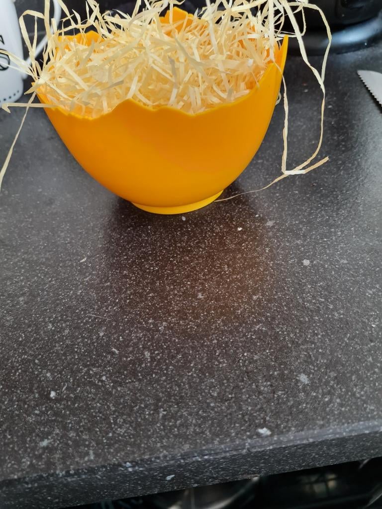Gratis paasei bakje met versiersels, Ophalen