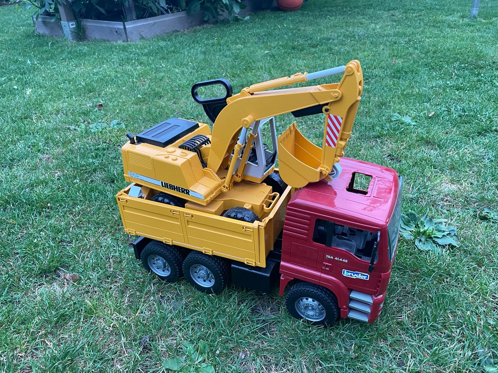 Bruder MAN Vrachtwagen met Liebherr Graafmachine Speelgoed, Ophalen, Zo goed als nieuw