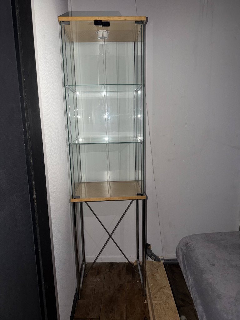 Glazen vitrinekast met verlichting en glazen legplanken, Ophalen, 50 tot 100 cm, Zo goed als nieuw, 150 tot 200 cm