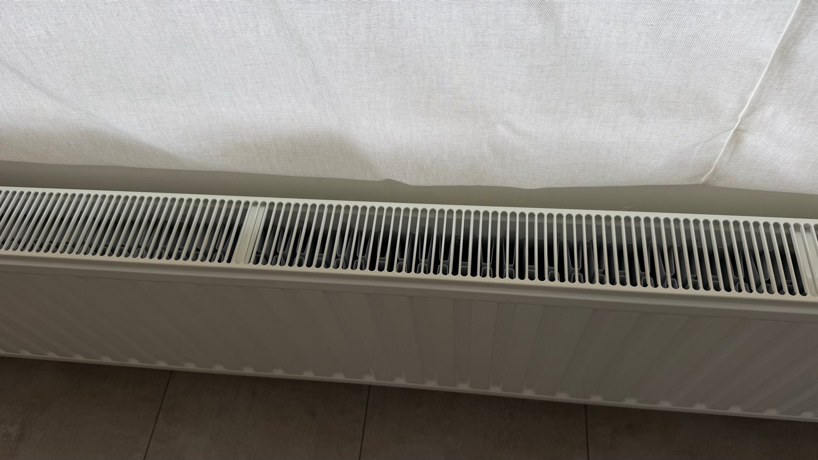 2 grote witte radiatoren 240x40 cm, zo goed als nieuw, Doe-het-zelf en Verbouw, Verwarming en Radiatoren, Ophalen, 30 tot 80 cm