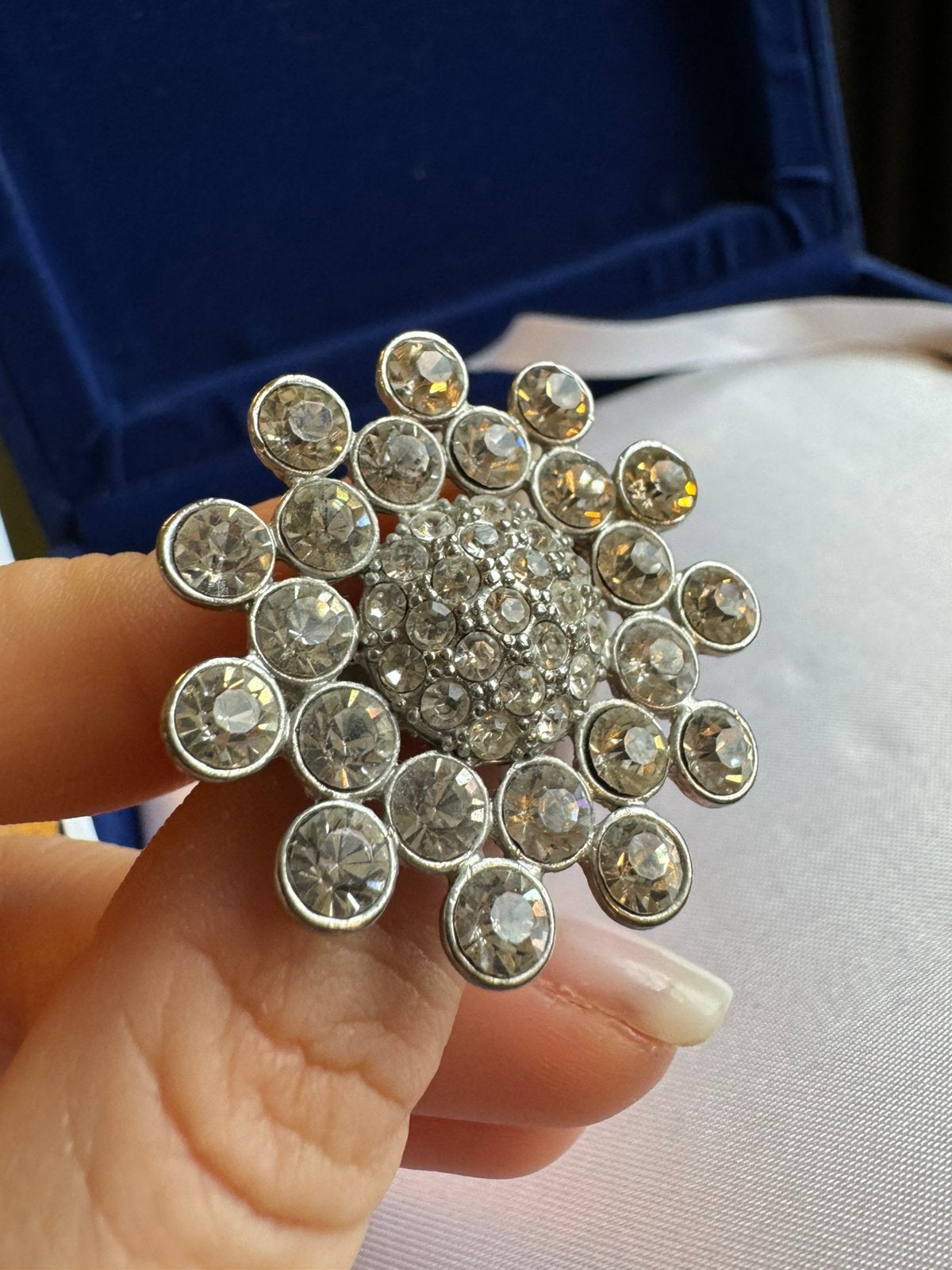 Snowflake brooch with silver trim and rhinestones., Verzenden, Zo goed als nieuw, Zilver, Overige materialen