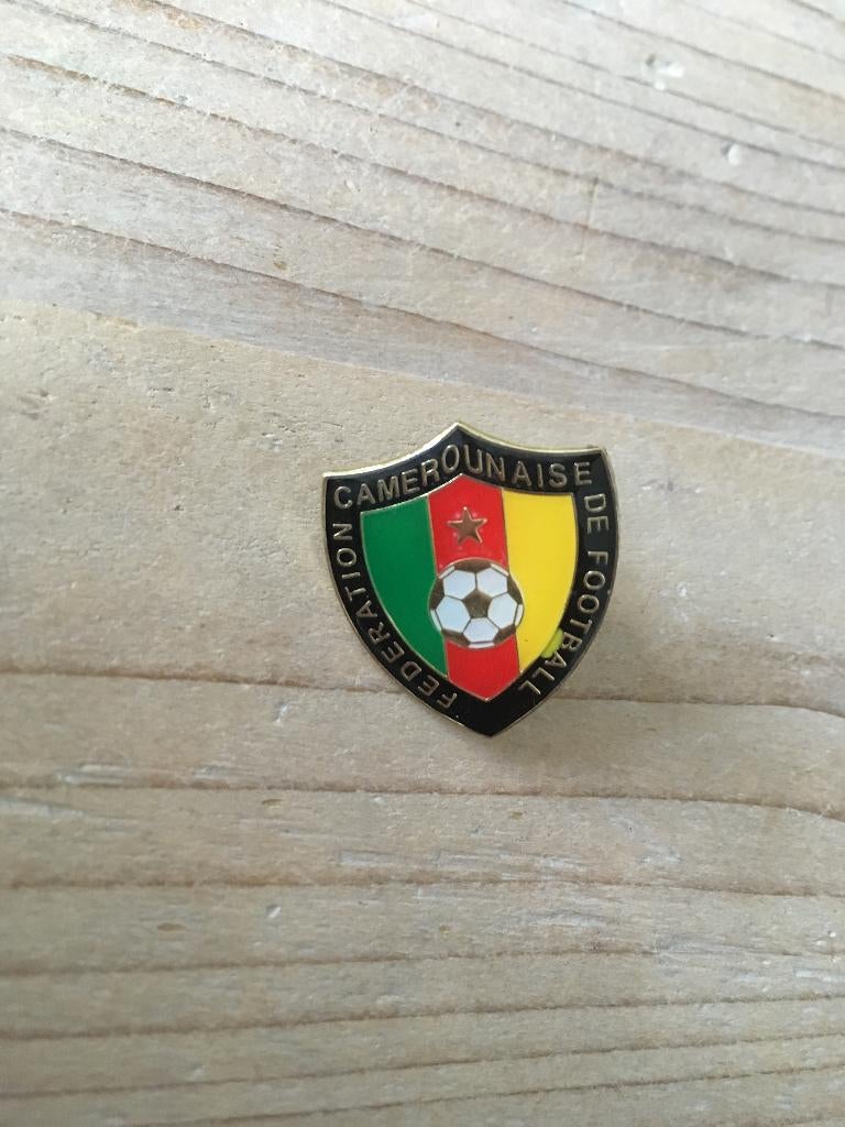Voetbal pin / speldje Kameroen, Ophalen of Verzenden, Zo goed als nieuw, Sport