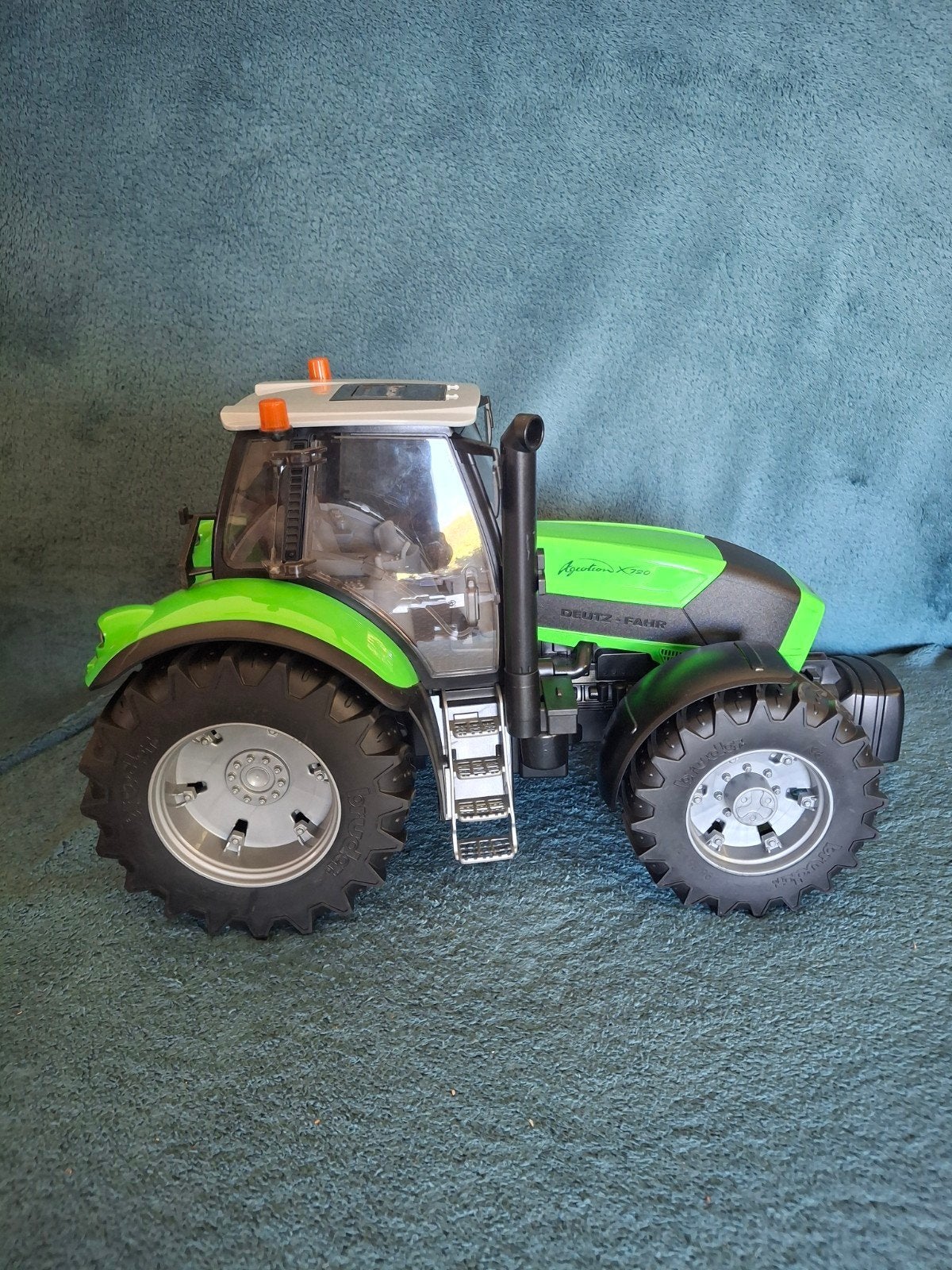 Bruder Deutz Fahr trekker, Ophalen, Zo goed als nieuw