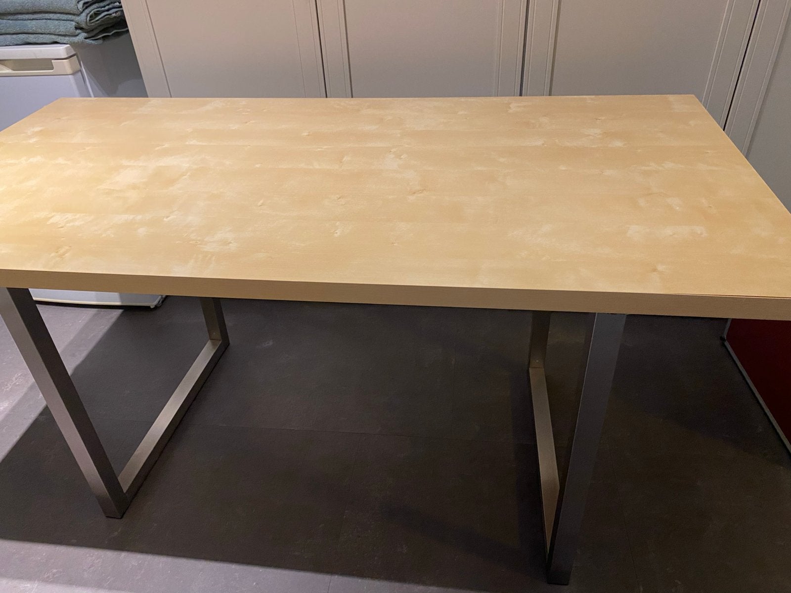 IKEA Bureau 150x75cm VIKA AMON, Huis en Inrichting, Bureaus, Ophalen, Demontabel, Gebruikt, 150 cm