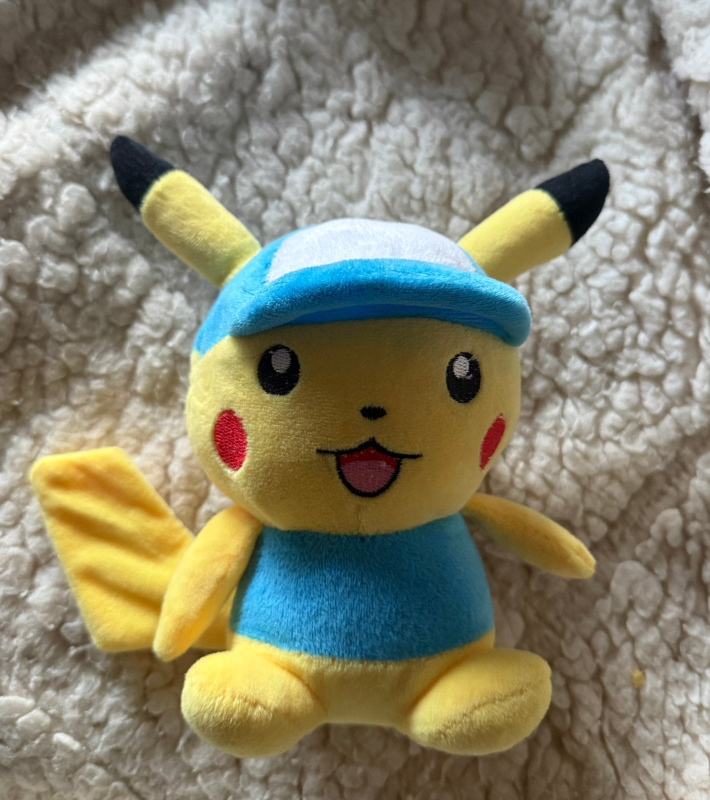 Leuke Pikachu knuffel met blauw shirt en petje, Gebruikt, Geel, Overige typen, Ophalen of Verzenden