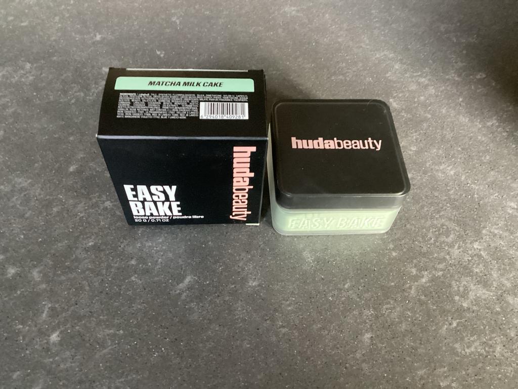 Huda Beauty Easy Bake Loose Powder - Matcha Milk Cake, Gehele gezicht, Ophalen of Verzenden, Zo goed als nieuw, Make-up