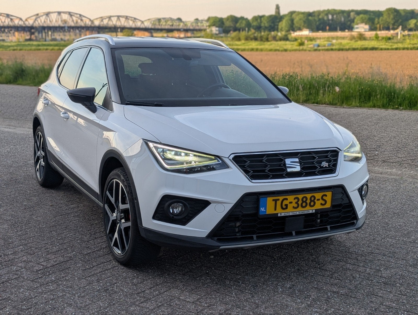 Seat Arona FR bussines connect 1.0 TSI 115pk 2018 Wit, Auto's, Voorwielaandrijving, Stof, Origineel Nederlands, Handgeschakeld