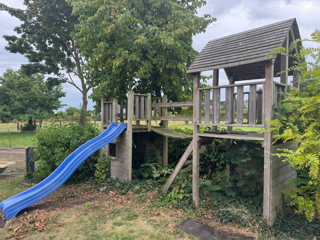 Speelhuisje hout met glijbaan, Kinderen en Baby's, Speelgoed | Buiten | Speelhuisjes, Ophalen, Gebruikt, Hout