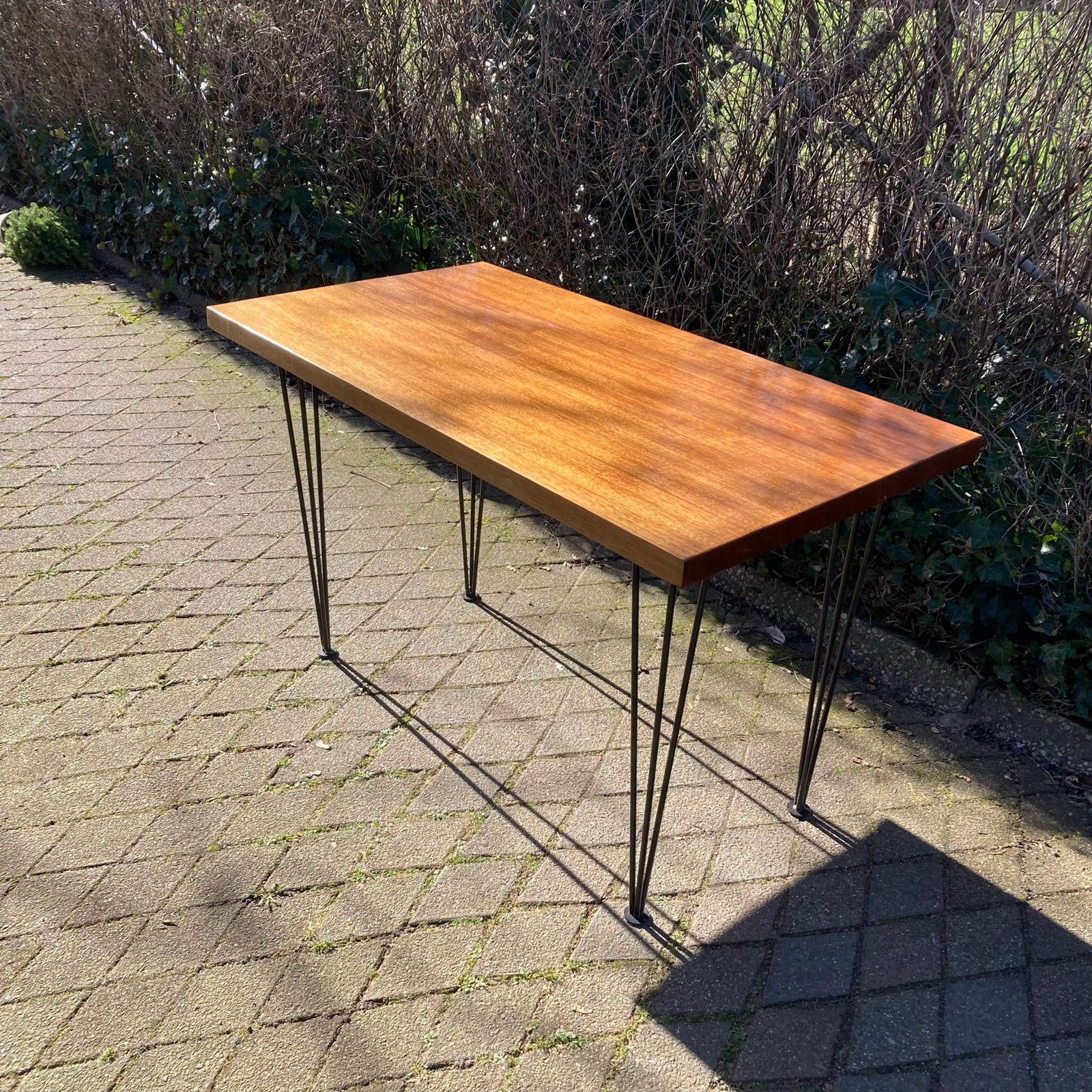 Bureau met kersenhouten blad en stalen poten 125x67 cm, Huis en Inrichting, Ophalen, Overige typen, Gebruikt, Hout