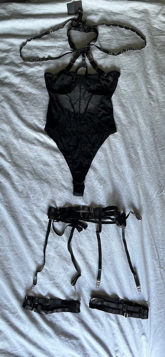 Zwart body maat S. met harnas en jarretelgordel, Kleding | Dames, Ondergoed en Lingerie, Ophalen of Verzenden, Zwart, Body of Korset