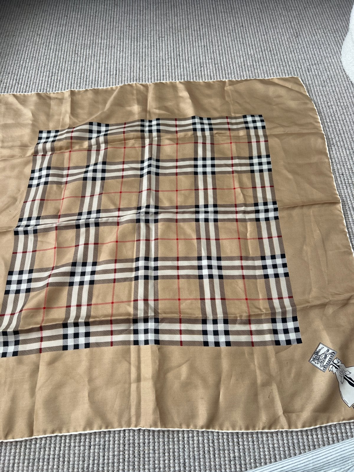 Burberry zijden sjaal met Shelter motief 57x75 cm, Ophalen of Verzenden, Gedragen, Sjaal