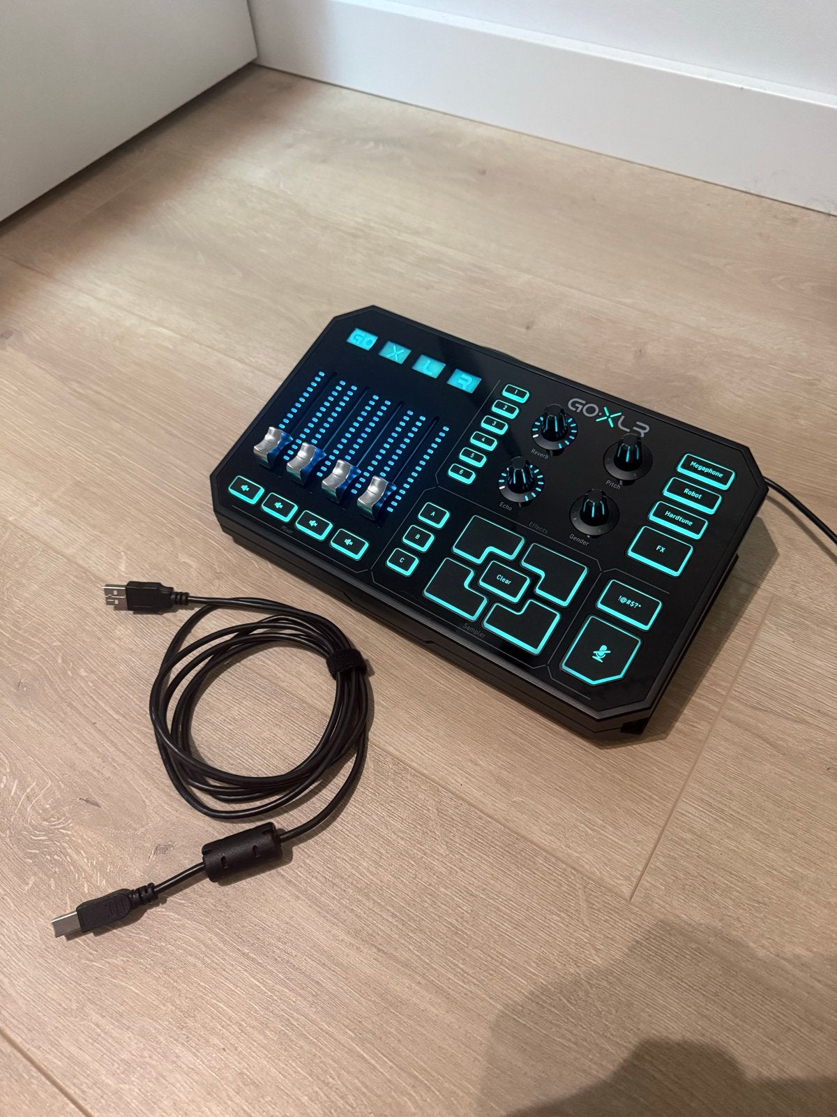 TC Helicon GoXLR - Mixer voor streamers en gamers, Muziek en Instrumenten, Ophalen of Verzenden, Zo goed als nieuw, Minder dan 5 kanalen