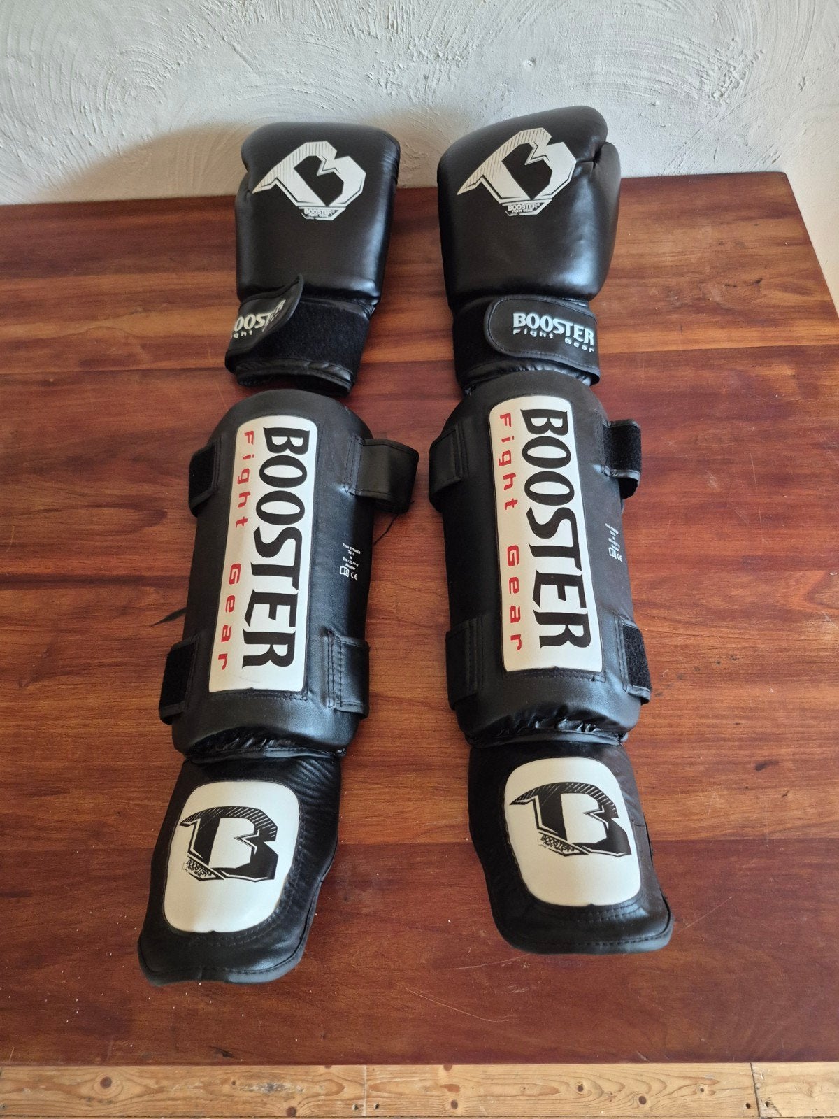 Booster Fight Gear Bokshandschoenen en Scheenbeschermers, Sport en Fitness, Boksen, Ophalen, Gebruikt, Bokshandschoenen