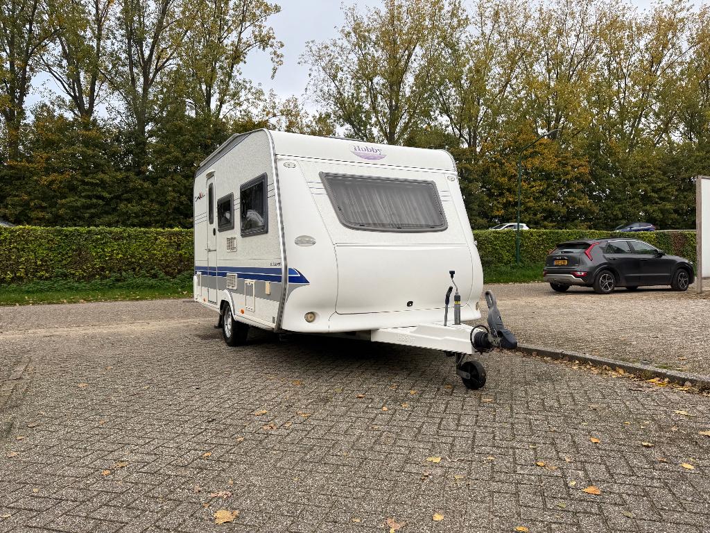 Hobby de Luxe Easy 400 SF 2006, Caravans en Kamperen, Caravans, Bedrijf, tot en met 4, 750 - 1000 kg, Treinzit, Hobby, Dwarsbed