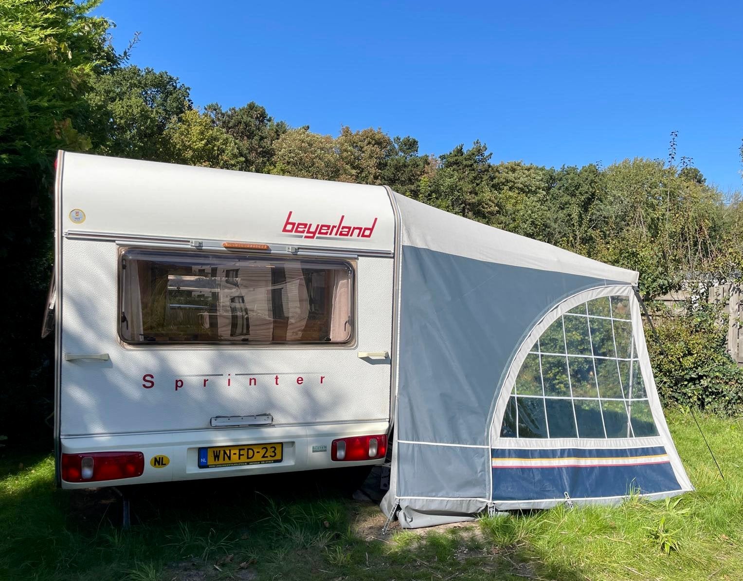 CARAVAN Beyerland Sprinter 440 LX + Mover + Stallingsplek, 2 aparte bedden, Treinzit, Particulier, 4 tot 5 meter