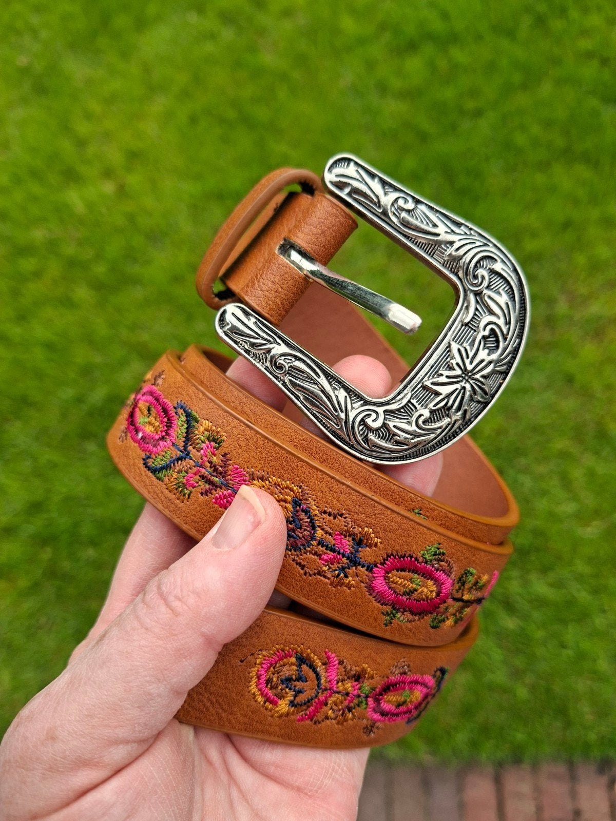 nieuw! Bruine riem met geborduurde bloemen en zilveren gesp, 80 tot 90 cm, Nieuw, Tailleriem, Ophalen of Verzenden