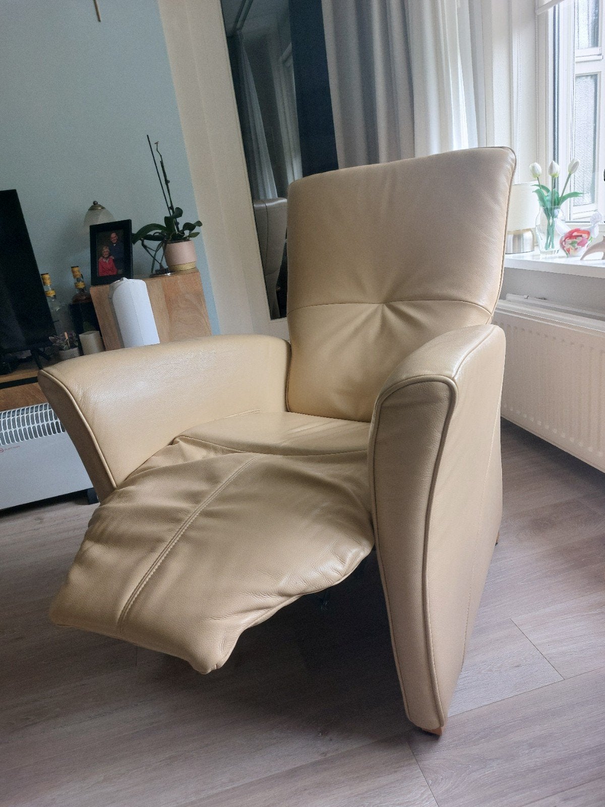 mooie,  weinig gebruikte lederen fauteuil met uitklapbaar vo, Ophalen of Verzenden, Zo goed als nieuw, 75 tot 100 cm, 50 tot 75 cm