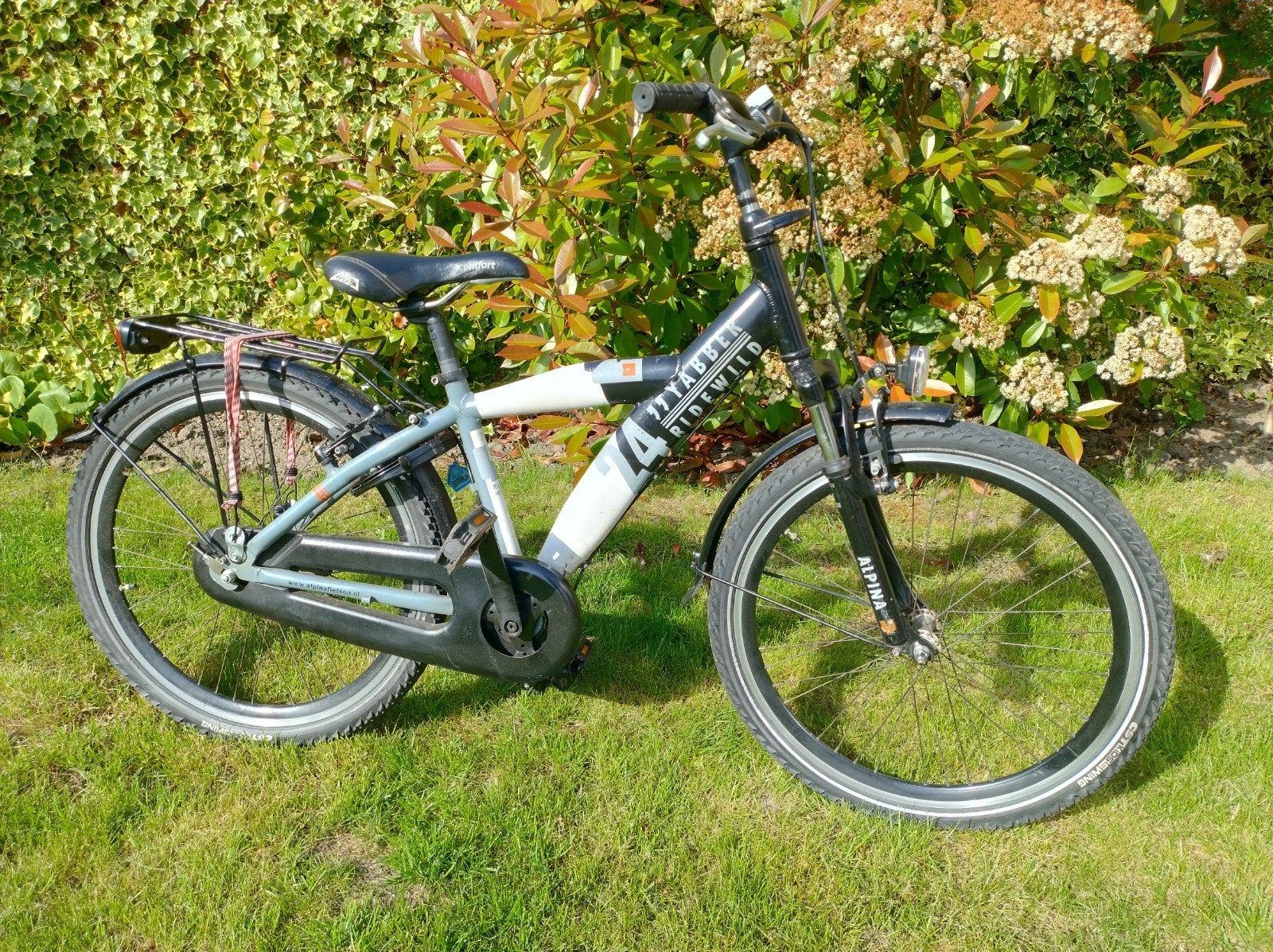 Alpina Yabber kinderfiets kleur zwart wit 24 inch, Fietsen en Brommers, Fietsen | Jongens, Ophalen, Terugtraprem, Alpina, Handrem