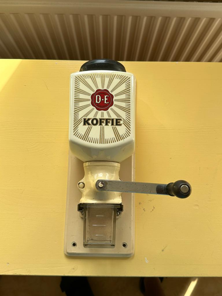 Antiek Douwe Egberts Wandkoffiemolen, Ophalen