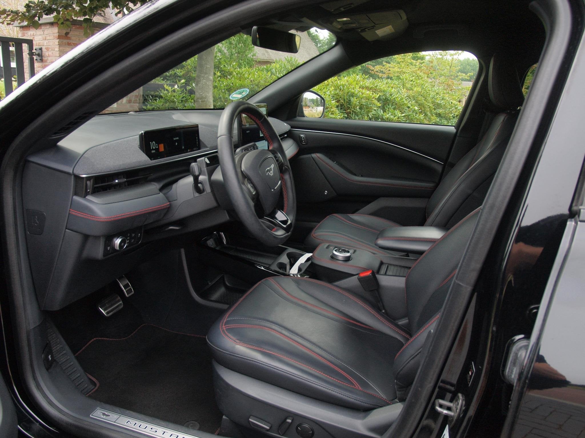 Ford Mustang Mach-E Extended AWD 98 kWh | SOH 93% | 360 Came, Auto's, Automaat, Gebruikt, 750 kg, Zwart