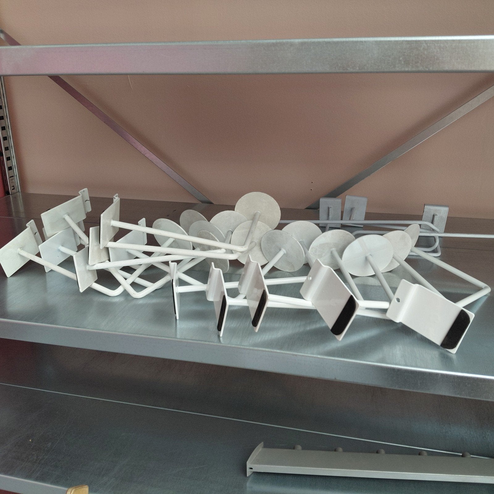 Diverse Slatwall Hangers: Grijs en Wit, Ophalen of Verzenden