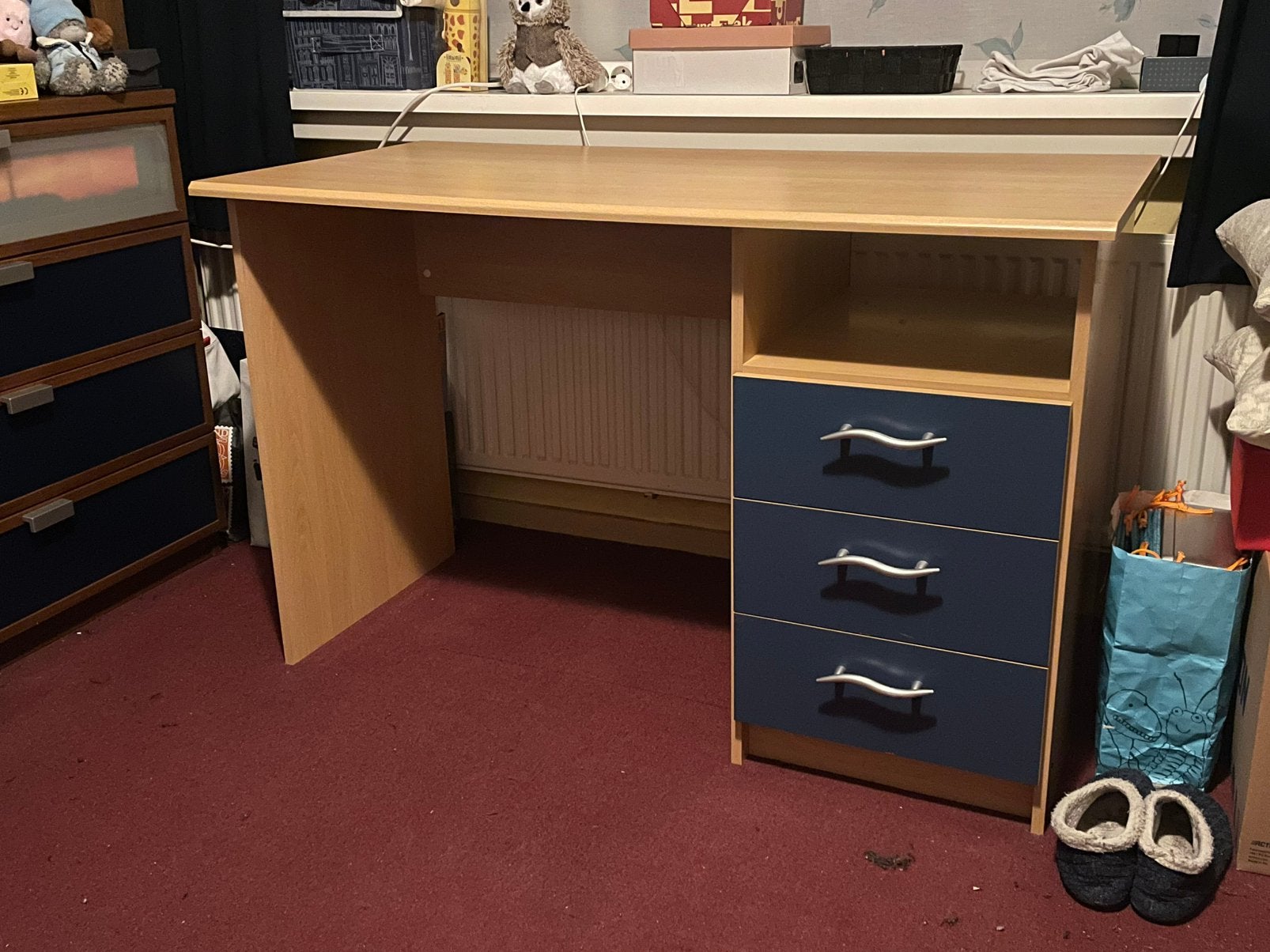 licht bruin houten bureau met 3 blauwe lades, Met lades, 120 cm, Hout, Zo goed als nieuw