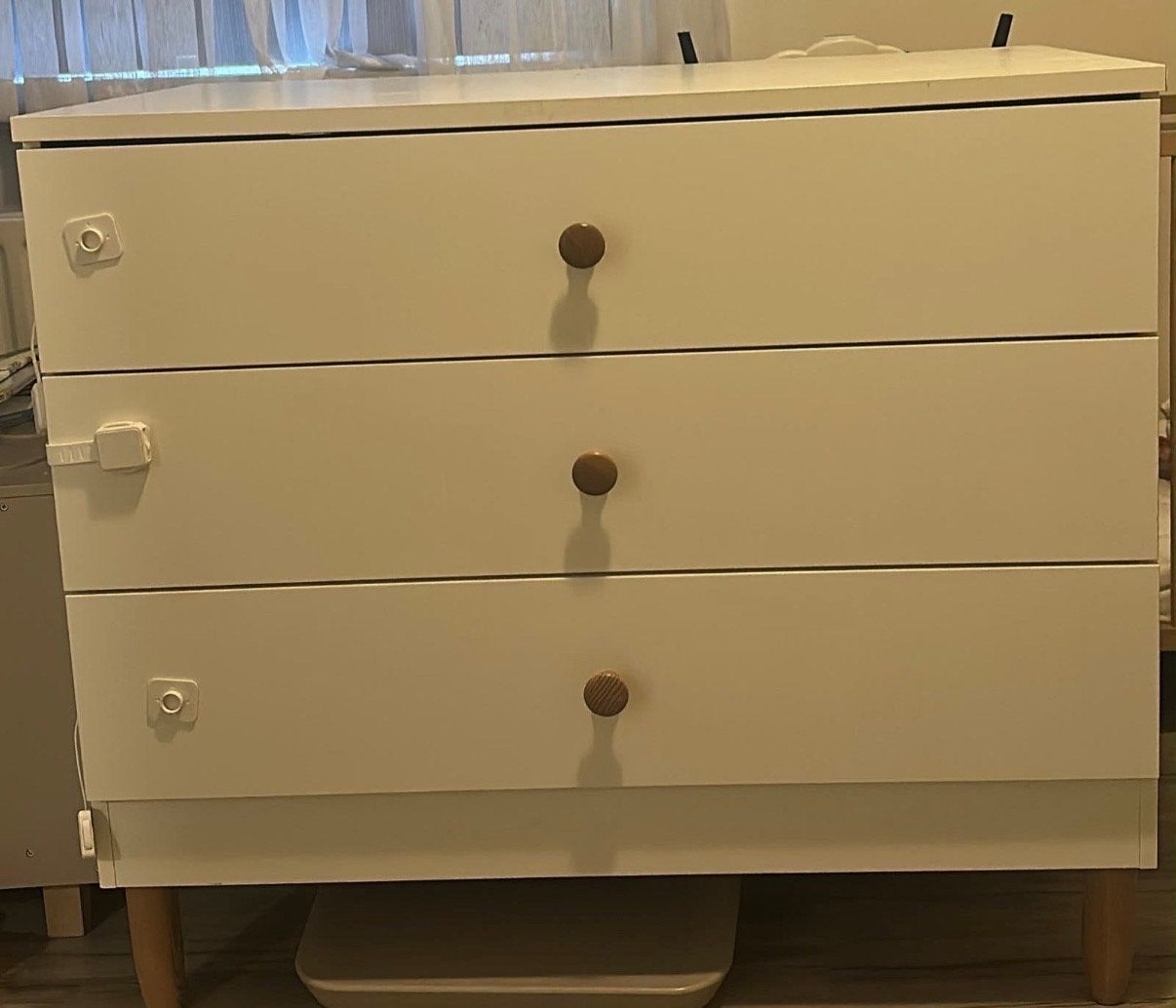 Petit Amelie Commode Bocco - Wit met houten knoppen, Kinderen en Baby's, Kinderkamer | Commodes en Kasten, Ophalen, Gebruikt, 50 tot 70 cm