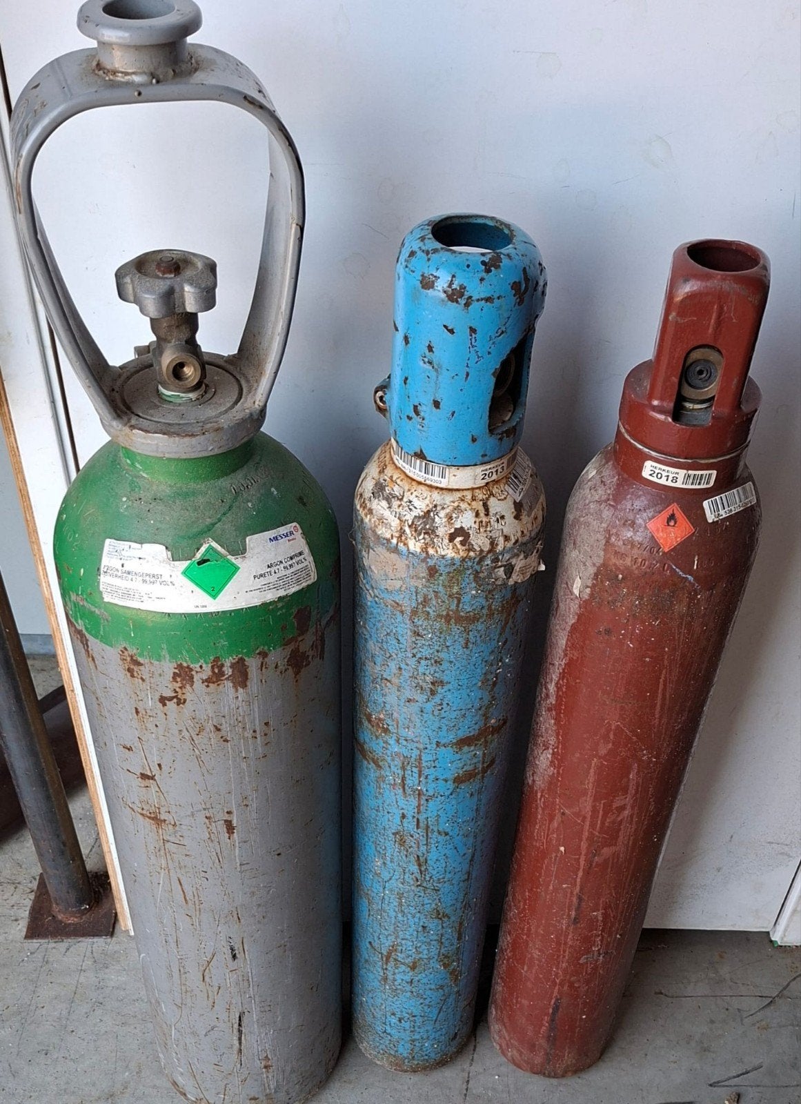 3 kleine gasflesjes, Ophalen