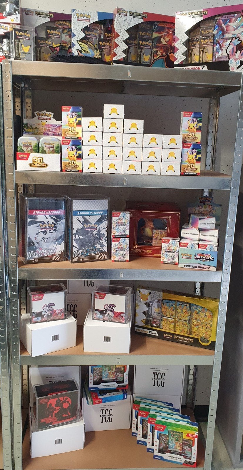 30th Anniversary Pokémon, One Piece, & Disney – Sealed TCG, Ophalen of Verzenden, Nieuw, Boosterbox, Foil