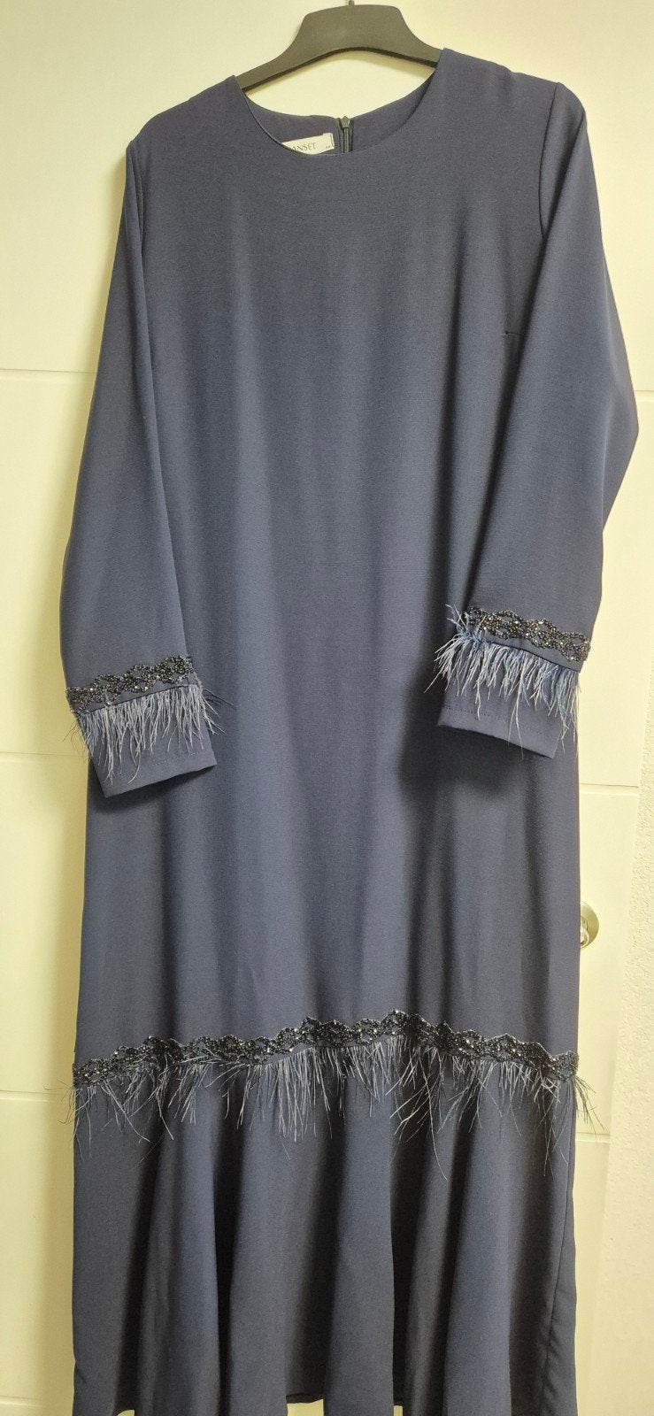 Donkerblauwe jurk met veren en kraaltjes, Blauw, Maat 42/44 (L), Ophalen of Verzenden, Zo goed als nieuw