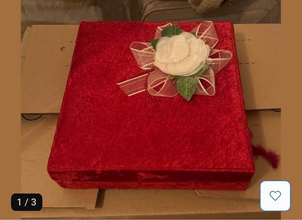 Rode fluwelen geschenkdoos met roosdecoratie, Ophalen of Verzenden, Zo goed als nieuw, Overige materialen