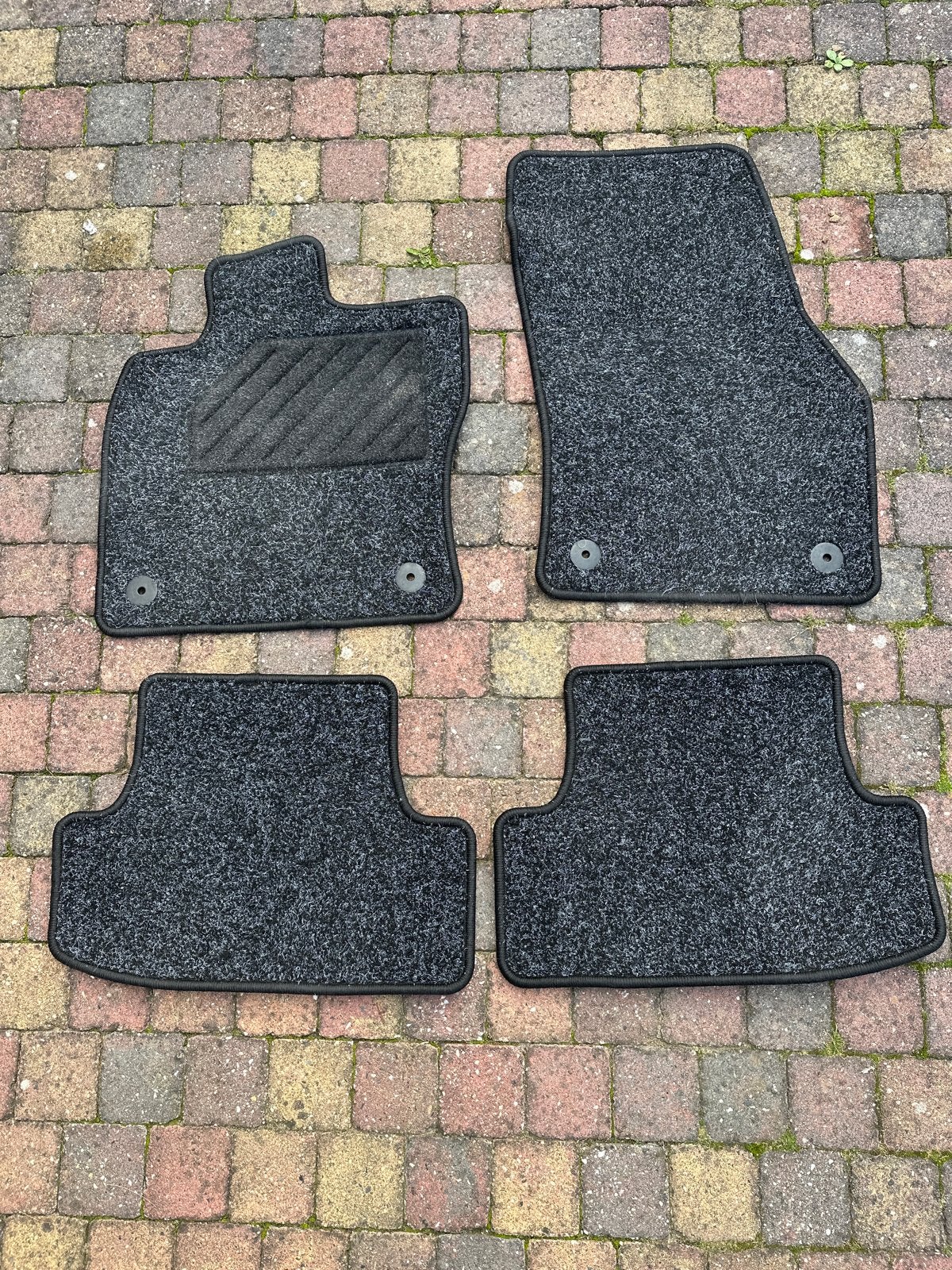 Automatten set voor VW T-Roc (model 2020), Ophalen, Zo goed als nieuw