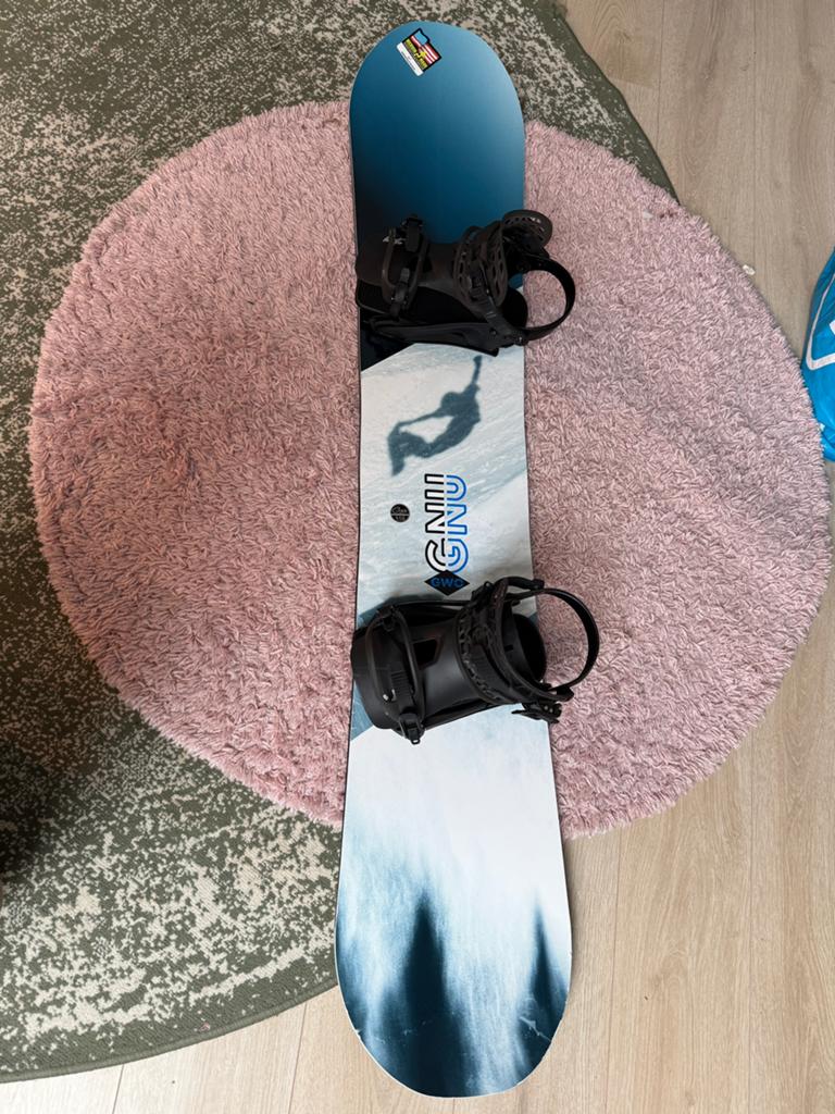 snowboard met bindingen GNU GWO 156 (skate banana), Ophalen of Verzenden, Zo goed als nieuw, Board
