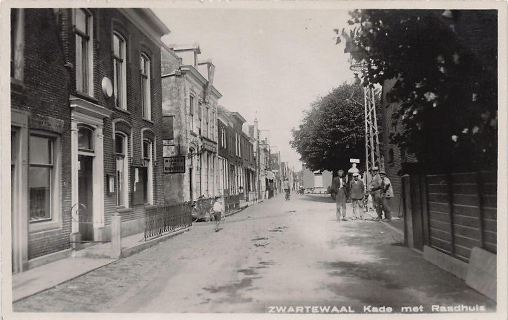 V792 Zwartewaal Kade met Raadhuis - FOTOKAART - gem. Voorne, Ophalen of Verzenden, 1920 tot 1940, Zuid-Holland