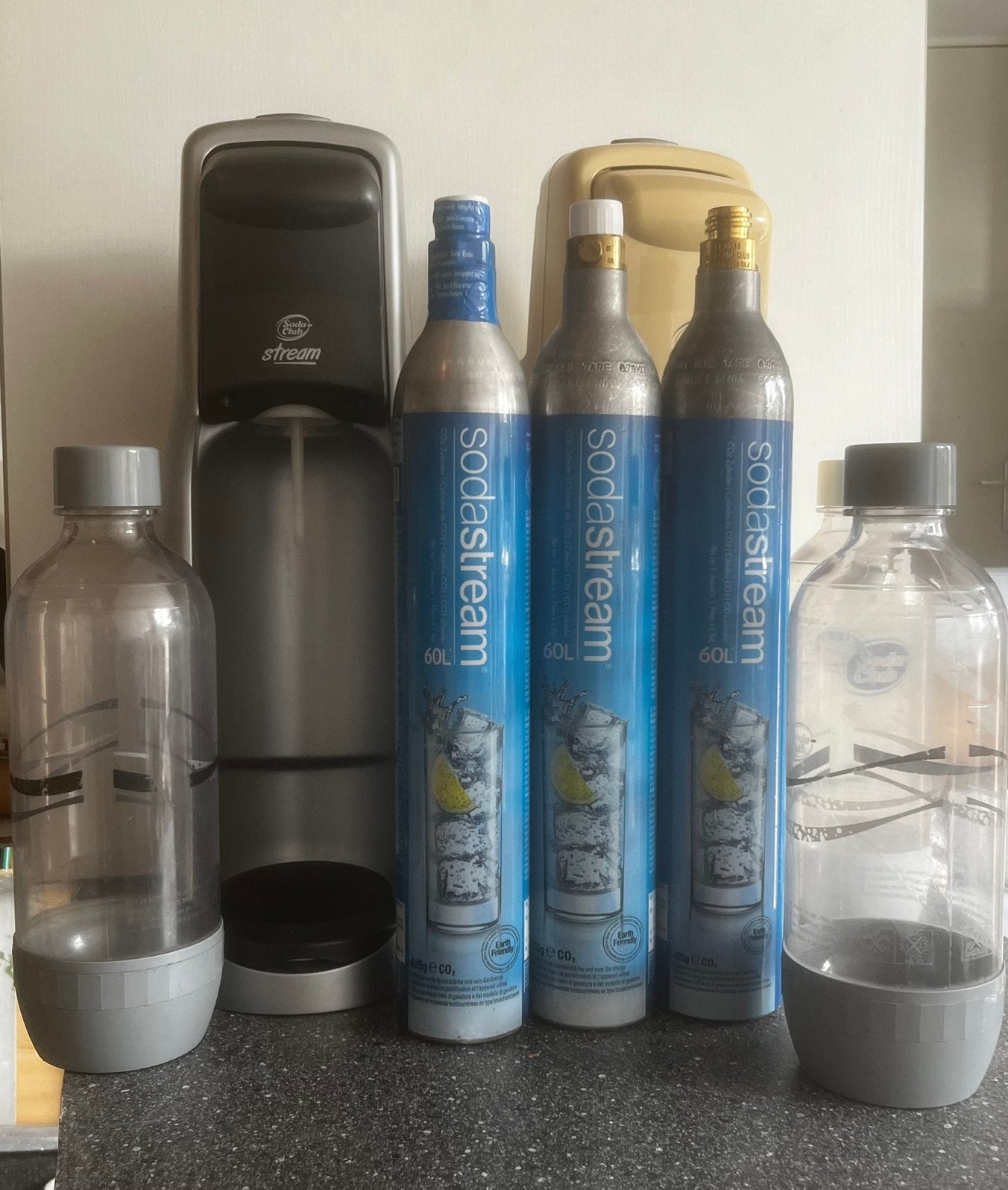 Apparaten, 3 flessen en 3 CO2 cilinders 160% vol, Ophalen, Gebruikt