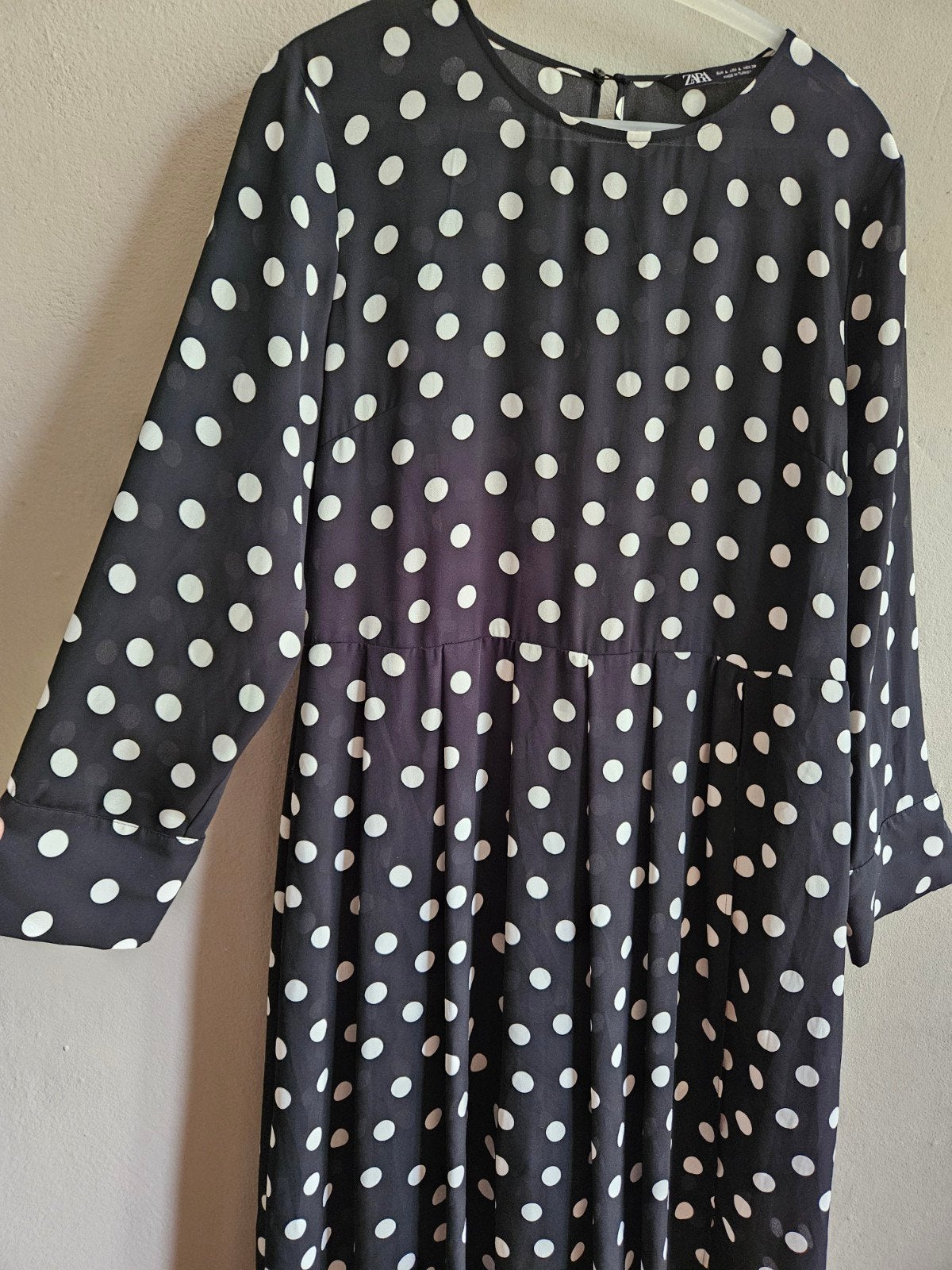 Zara jurk met stippen - Zwart/Wit - Maat L, Kleding | Dames, Maat 42/44 (L), Ophalen of Verzenden, Zo goed als nieuw, Onder de knie
