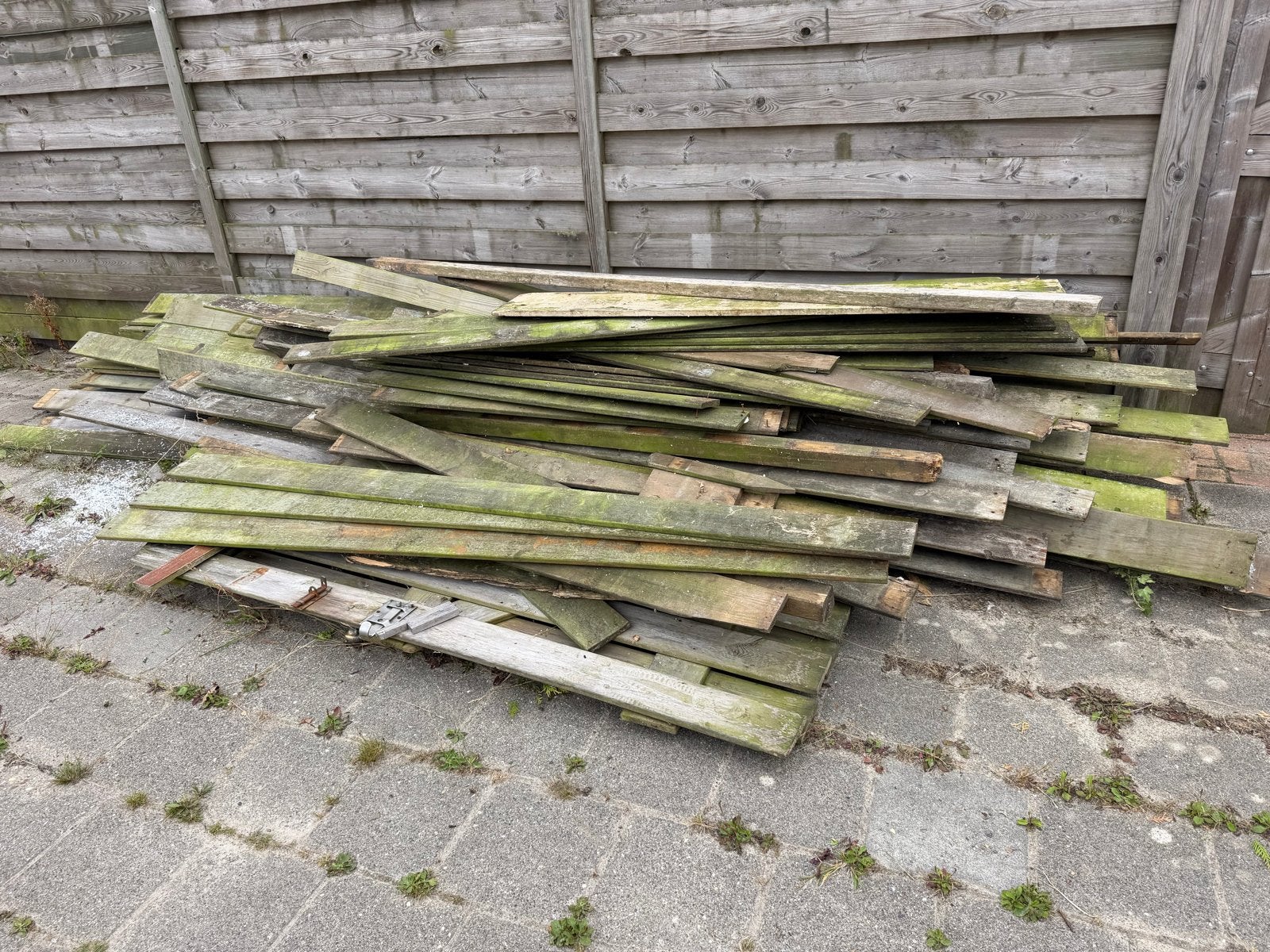 Gratis bult schuttinghout in Ten Boer, Tuin en Terras, Schuttingen, Ophalen, 3 tot 6 meter, Hout, 1 tot 2 meter