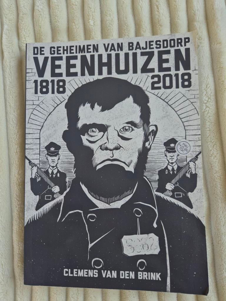 De Geheimen van Bajesdorp Veenhuizen 1818-2018, Ophalen of Verzenden, 20e eeuw of later, Zo goed als nieuw, Clemens van den Brink
