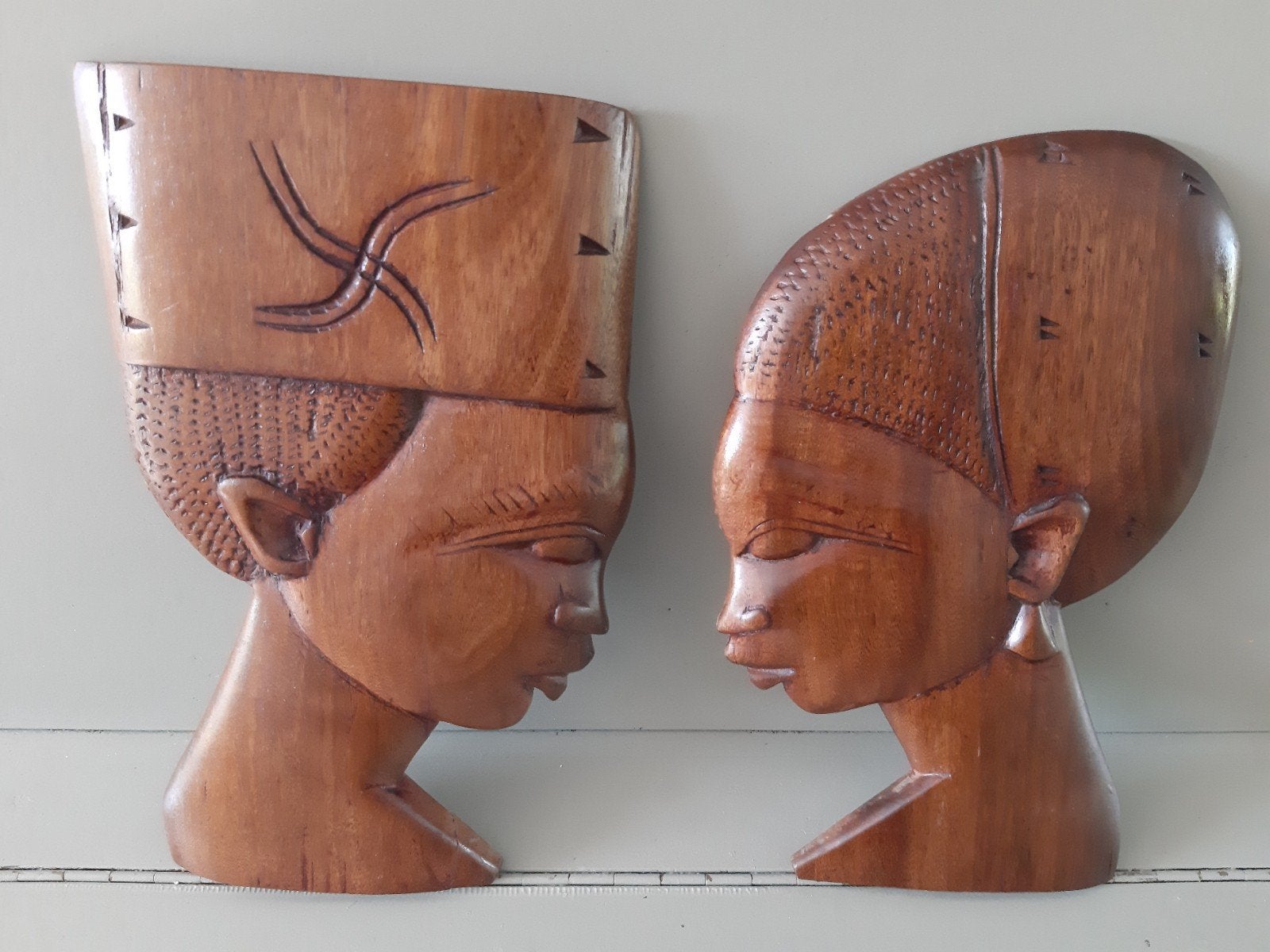 Twee Afrikaanse houten wanddecoraties, hoofden, Antiek en Kunst, Hout, 24 cm, Wanddecoratie, Bruin