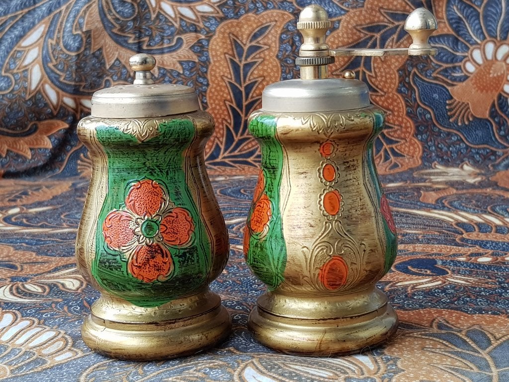 Mooi oud brocante peper en zout uit Italië.