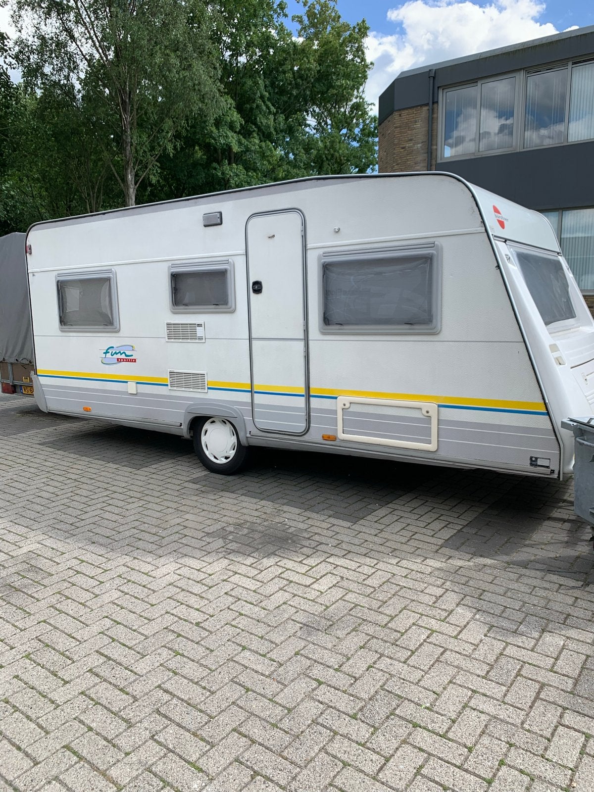 Nette Burstner 5-persoons caravan met stapelbed, Stapelbed, Bürstner, 6 tot 7 meter, 1250 - 1500 kg