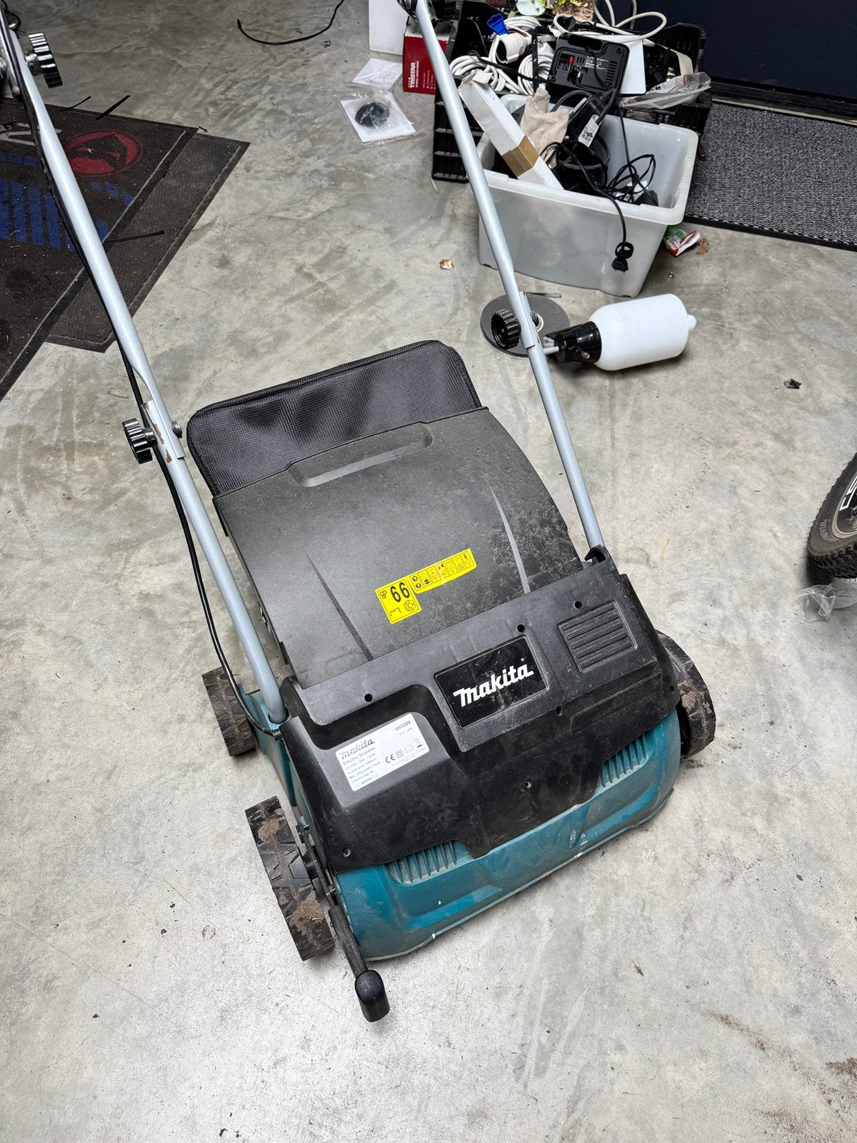 Verticuteermachine Makita uv3200, 1 onderdeel defect, Tuin en Terras, Verticuteermachines, Ophalen, Zo goed als nieuw, Elektrisch