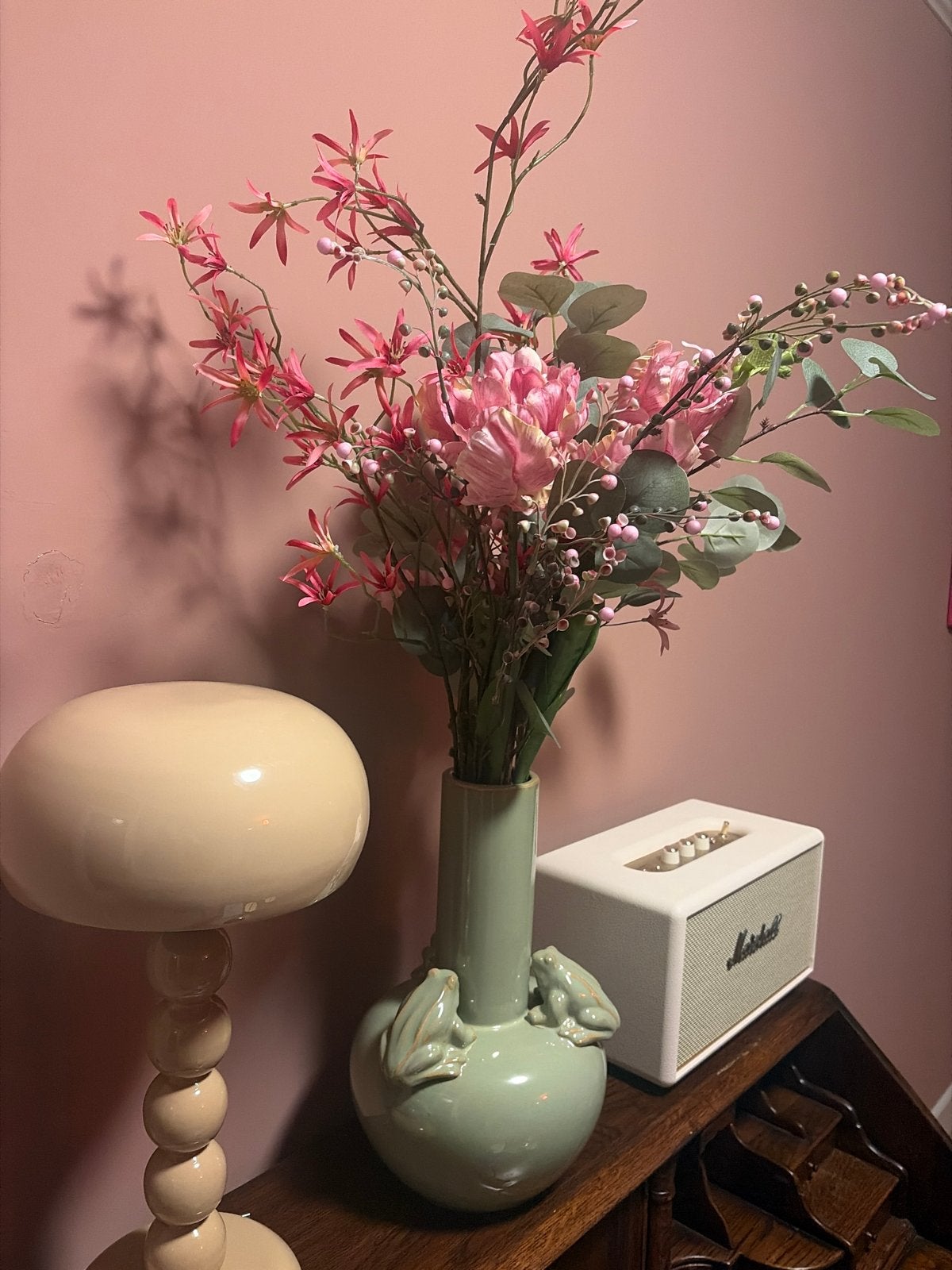 Groene vaas met kikkers en inclusief bloemen, Gebruikt, Inclusief decoratie, Ophalen of Verzenden, Steen/keramiek