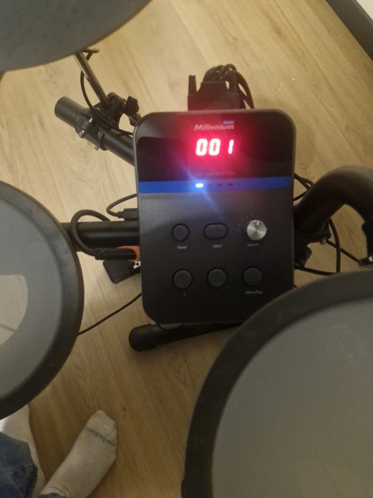 Foto 3 van Millennium Rookie E-Drumset met versterker