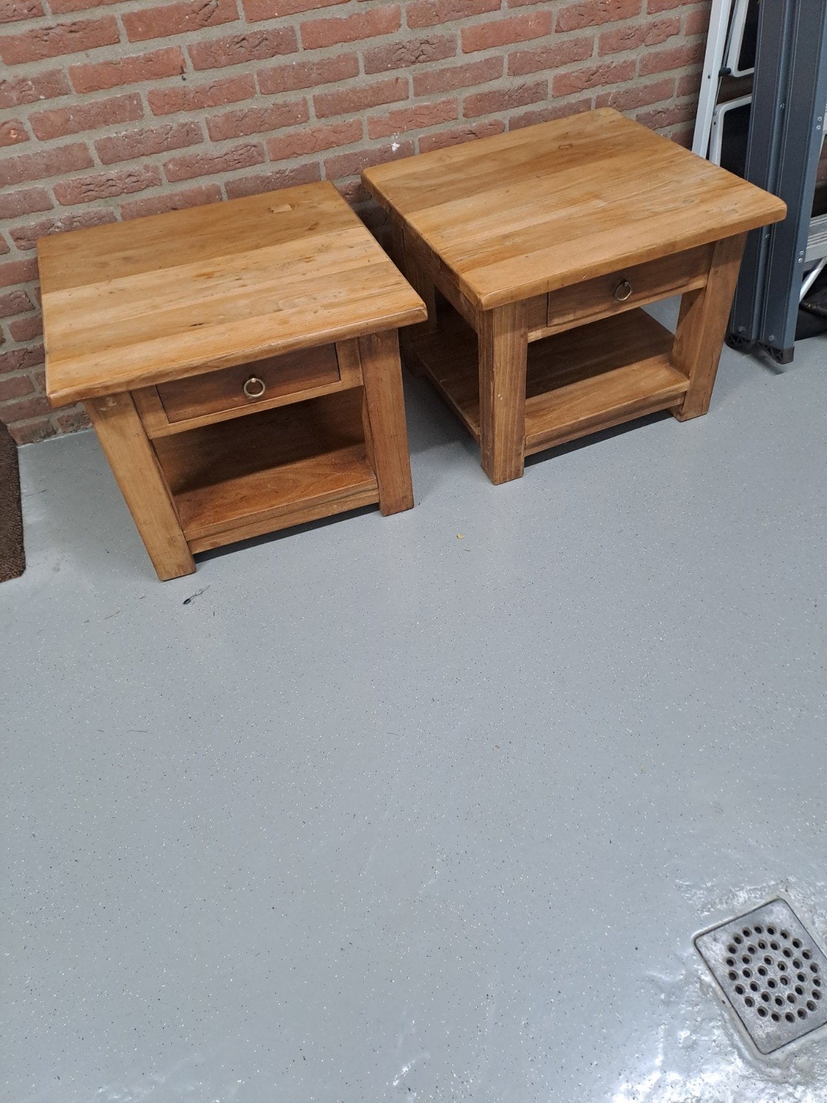 Set van 2 massief houten bijzettafels met lade, Minder dan 55 cm, Gebruikt, Landelijk, Robuust, Vierkant