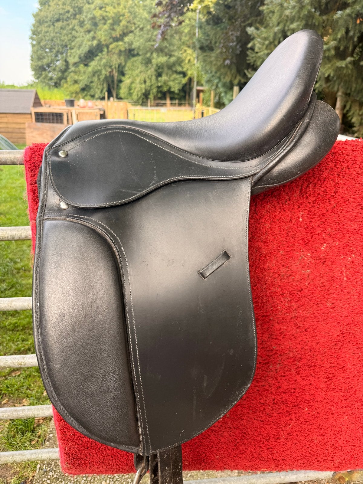 17,5 inch dressuurzadel met verstelbare boom – zwart leer, Dieren en Toebehoren, Ophalen, Gebruikt, Dressuur