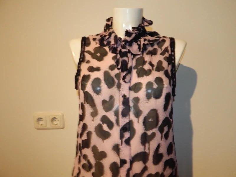 Boutique Moschino zijde jaguar print top roes kraag strik 40, Maat 38/40 (M), Zo goed als nieuw, Boutique Moschino, Zonder mouw